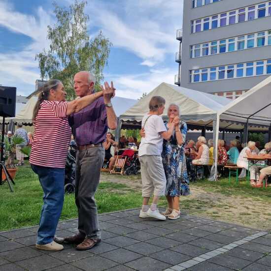 Zwei Seniorenpaare tanzen auf dem AWO Gelände