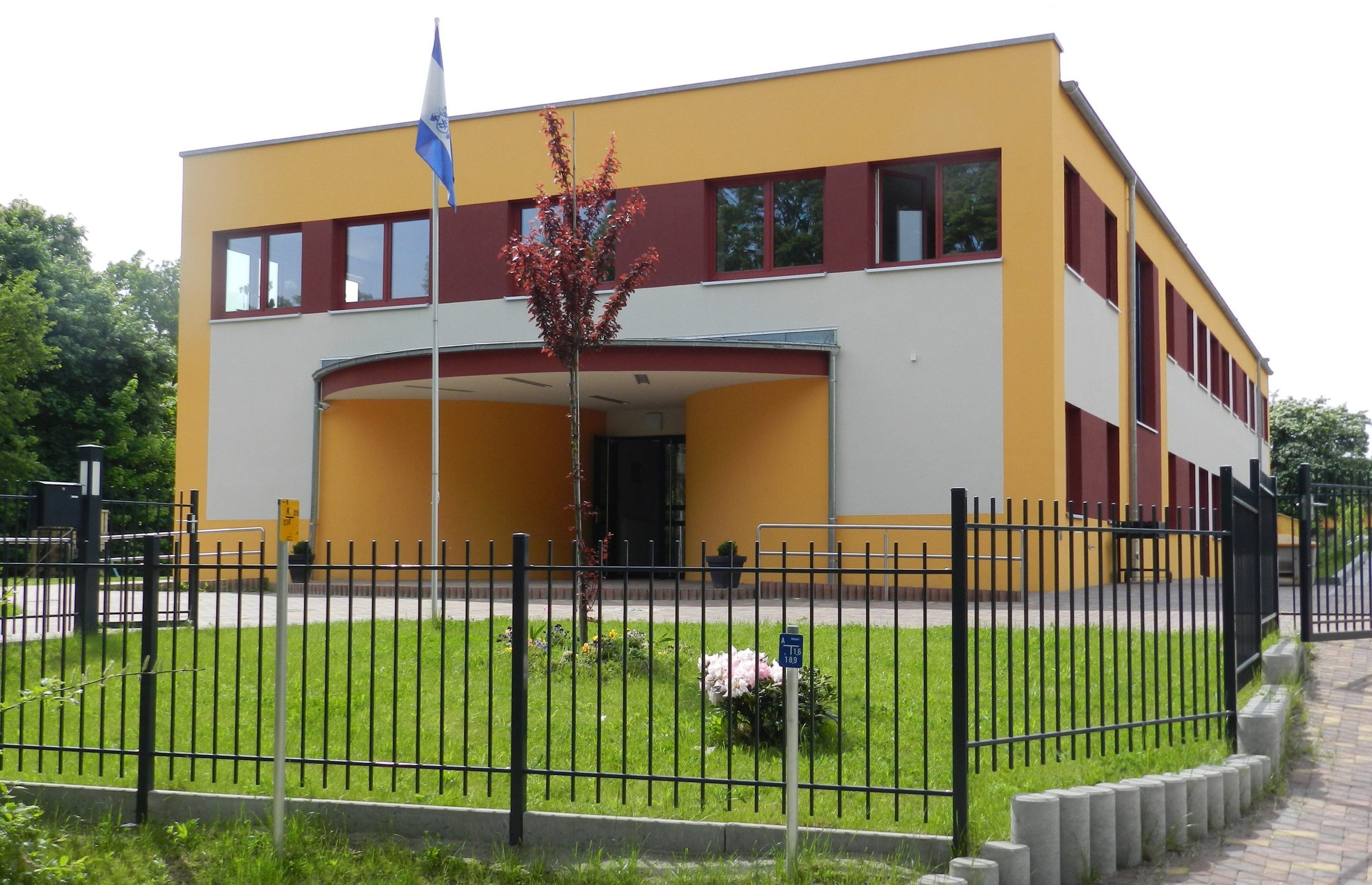 Gebäude der Grundschule Villa Elisabeth in Wildau auf eingezäuntem Grundstück