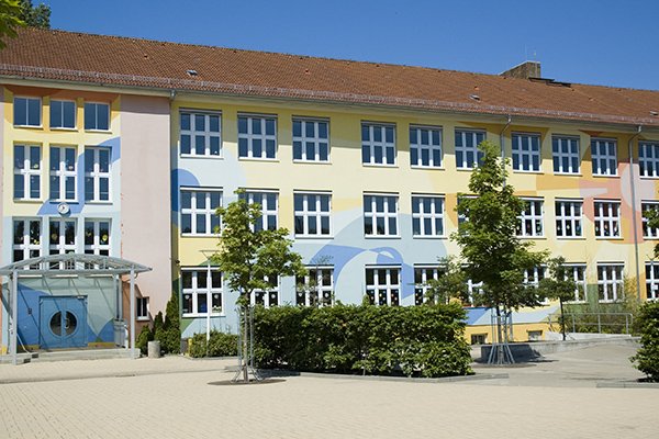 Die Grundschule in WIldau von außen