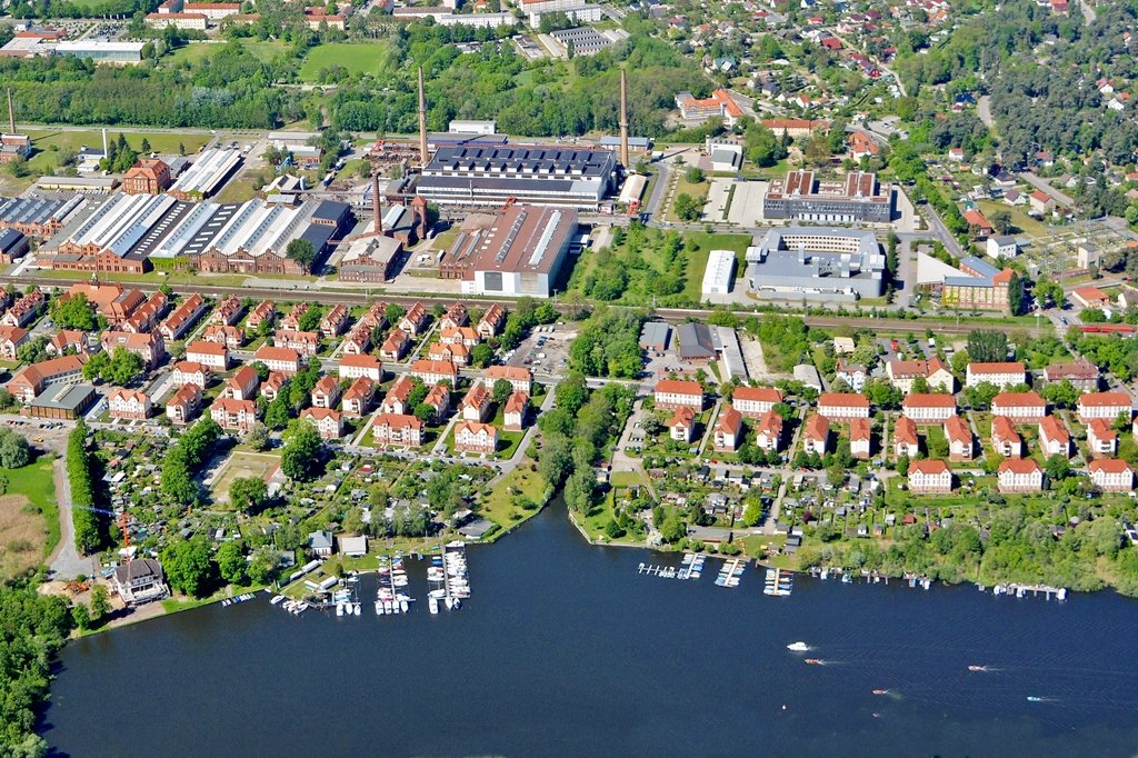 Luftbild der Schwartzkopff-Siedlung in Wildau mit der Dahme auf der unteren Hälfte.