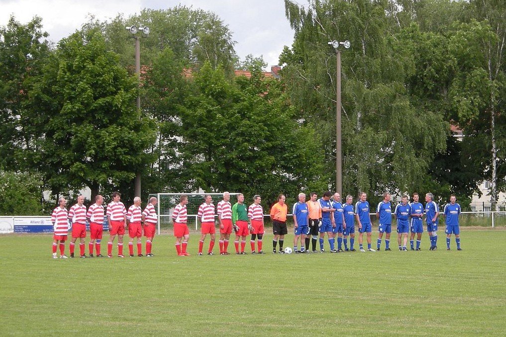 Fußballmannschaften auf Rasenplatz