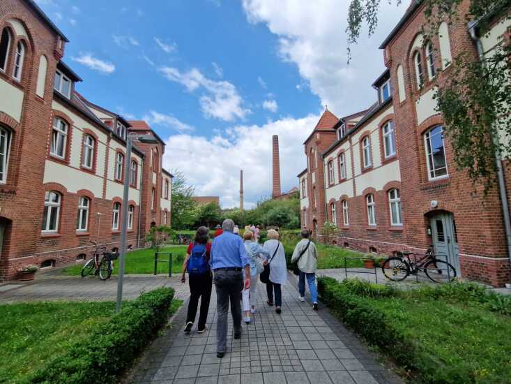 Menschen laufen durch die Schwartzkopff-Siedlung