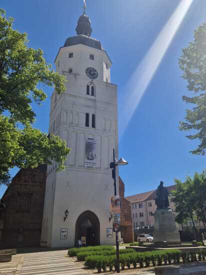 Kirche im Sonnenlicht an einem wolkenlosen Tag 