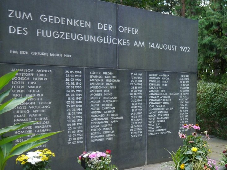 Große schwarze Gedenktafel zum Flugzeugunglück am 14. August 1972