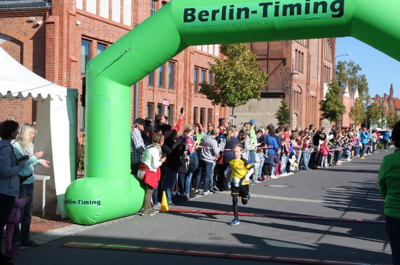 Kind läuft beim Runners Day in Wildau über die Ziellinie