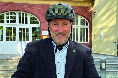 Herr Nerlich auf dem Fahrrad vor dem Rathaus